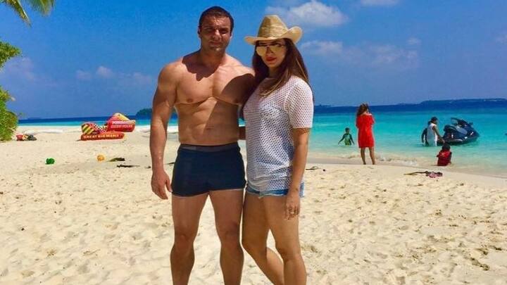 বিগত ২৪ বছরের দাম্পত্যজীবন সোহেল এবং সীমার। শুক্রবার মুম্বইয়ের ফ্যামিলি কোর্টে দেখা যায় তাঁদের। দু'জনেই সম্মতিক্রমে বিবাহবিচ্ছেদের জন্য আবেদন জানিয়েছেন বলে খবর। আদালত থেকে দু'জনকে আলাদা আলাদা বেরোতে দেখা যায়। তবে রাগ, সন্তাপ নয়, আদালতে দু'জনকেই পরস্পরের প্রতি বন্ধুত্বপূর্ণ আচরণ করতে দেখা যায় বলে দাবি প্রত্যক্ষদর্শীদের।