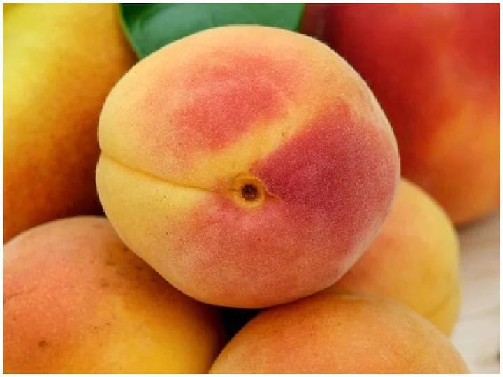 पीच या फळामध्ये देखील भरपूर फायबर असते. ते खाल्ल्याने रक्तातील साखरही नियंत्रित राहते. उन्हाळ्यात पीच आवर्जून खावे. मधुमेहाच्या रुग्णांसाठी देखील ते फायदेशीर ठरते.