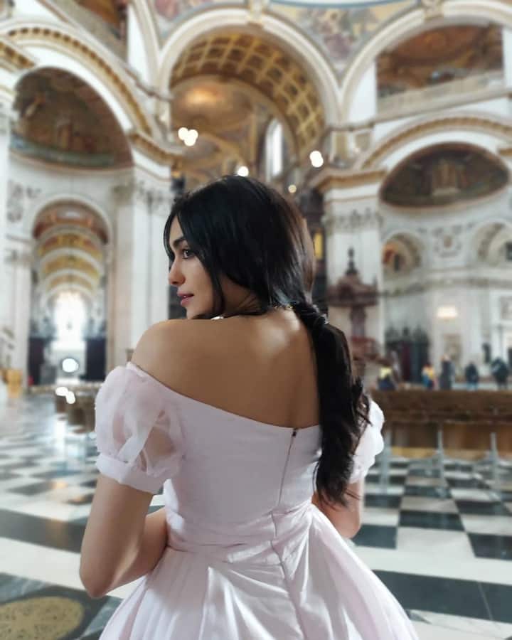 బాలీవుడ్లో కూడా పెద్దగా సినిమా అవకాశాలు రాలేదు. ప్రస్తుతం ఫోటోషూట్లతో బిజీగా మారింది. సోషల్ మీడియా చాలా యాక్టివ్ గా ఉంటుంది. -Image credit: Adah Sharma/Instagram