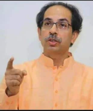 हिंदुत्वाच्या मुद्यावरुन उद्धव  ठाकरेंनी देवेंद्र फडणवीस यांच्यावर साधला होता निशाणा