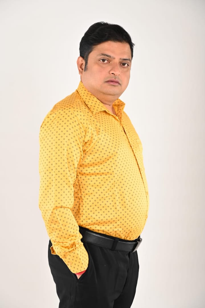 এই ঘটনার ফলে গল্পের কাহিনি কোন নতুন মোড় নেয়, এবং তার কী প্রভাব পড়ে এই তিনজনের জীবনে, সেই গল্পই শোনাবে আতিউল ইসলামের ছবি। ছবিটি মুক্তি পেতে চলেছে এই বছরেই।