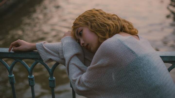 অবসাদের শিকার হওয়া অস্বাভাবিক নয়। কোনও ব্যক্তি অবসাদের শিকার হলে তাঁর পাশে দাঁড়াতে হবে। অবসাদ থেকে বেরিয়ে আসার জন্য নিজেকেও চেষ্টা করতে হবে। চিকিৎসকের সঙ্গে পরামর্শ করা সবচেয়ে বেশি প্রয়োজনীয়। তবে তার আগে তৈরি করতে হবে নিজেকে।