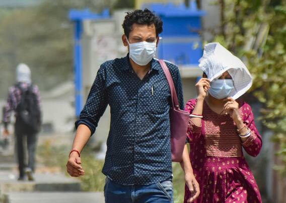 Heatwave in Delhi: दिल्ली में गर्मी ने अपनाया रौद्र रूप, चिलचिलाती धूप ने बढ़ाई लोगों की मुश्किलें, देखें तस्वीरें