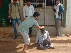 MP: सिंगरौली में शराब दुकान सेल्समैन ने बुजुर्ग की चप्पलों से की जमकर पिटाई, वीडियो हुआ वायरल
