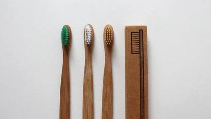 চারপাশ সম্পর্কে জ্ঞান হওয়ার সঙ্গে সঙ্গেই পরিচয় তার সঙ্গে। তার পর আজীবনের সঙ্গী। কিন্তু বাড়ির এককোণের দেওয়ালে পড়ে থাকা টুথব্রাশ নিয়ে কখনও মাথা ঘামিয়েছেন কি কখনও! না জানলে জেনে নিন টুথব্রাশ সম্পর্কে কিছু অজানা তথ্য।