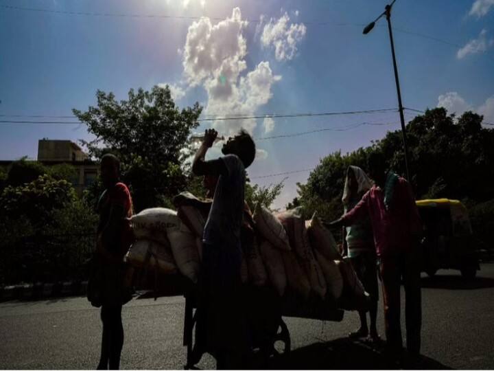 Jodhpur Weather: जोधपुर में आसमान से बरस रही आग, लोगों को गर्मी से राहत देने के लिए प्रशासन ने शुरू किया ये काम To give relief to the people from the rising temperature, the Jodhpur administration started water sprinkling ann Jodhpur Weather: जोधपुर में आसमान से बरस रही आग, लोगों को गर्मी से राहत देने के लिए प्रशासन ने शुरू किया ये काम