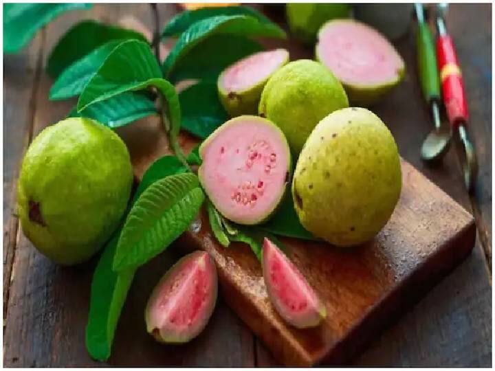 पेरूमध्ये कमी ग्लायसेमिक इंडेक्स म्हणजेच GI असतो, ज्यामुळे रक्तातील साखर नियंत्रित ठेवण्यास मदत होते. पेरूमध्ये व्हिटॅमिन सी, व्हिटॅमिन ए, फोलेट, पोटॅशियम यांसारखे पोषक घटक आढळतात.