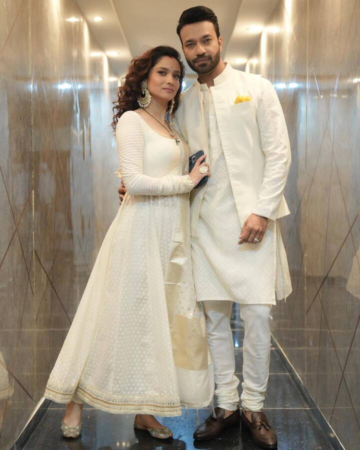 दुसरीकडे विकी जैननेही आपल्या अंकिताला साजेसा असता मिळता-जुळता डॅशिंग लूक केला आहे.