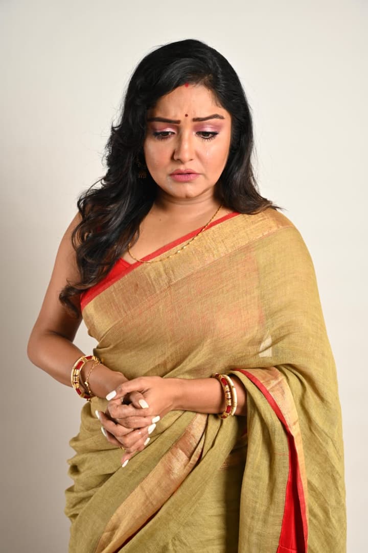সন্তান জন্ম নেওয়ার পরবর্তীকালে সে বড় হলেও, তার গৃহ শিক্ষক হিসেবে আসেন নতুন এক মাস্টারমশাই, যে চরিত্রে অভিনয় করছেন সমদর্শী দত্ত। কিন্তু কাকতলীয় ভাবে জানা যায়, সমদর্শীই হচ্ছেন ছেলেটির জন্মদাতা পিতা।
