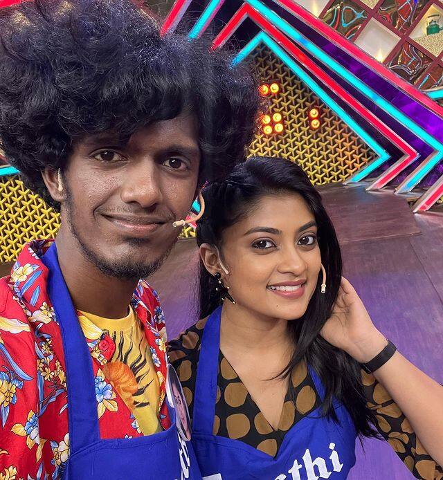 புதிய குக்குகளாக கிரேஸ் கருணாஸ், மனோ பாலா, ரோஷினி, வித்யூலேகா, சந்தோஷ் பிரதாப், அம்மு அபிராமி, ராகுல் தாத்தா, ஸ்ருதிகா மற்றும் தர்ஷன் என 10 பிரபலங்கள் கலந்து கொண்டுள்ளனர்