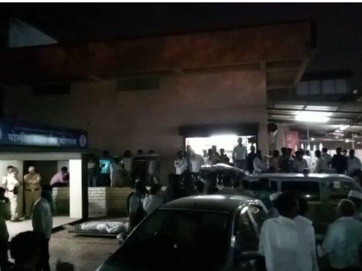 baramati news update Husband and wife killed in car crash in Baramati Baramati News : बारामती जेजुरी रस्त्यावर भरधाव कारच्या धडकेत पती-पत्नीचा जागीच मृत्यू,संतप्त नातेवाईकांचा पोलीस ठाण्यात ठिय्या   