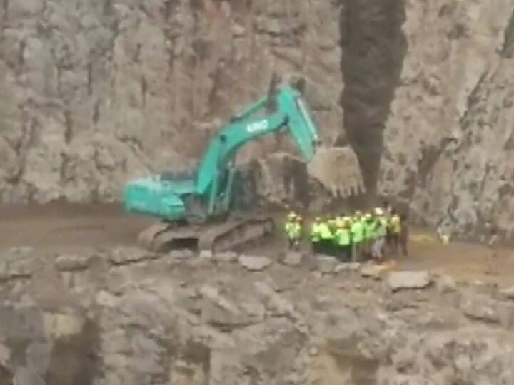 Tamil Nadu: Giant Boulder Falls On Stone Quarry In Tirunelveli, Traps Four Workers 300-Ft Deep Tamil Nadu: Giant Boulder Falls On Stone Quarry In Tirunelveli, Traps Four Workers 300-Ft Deep