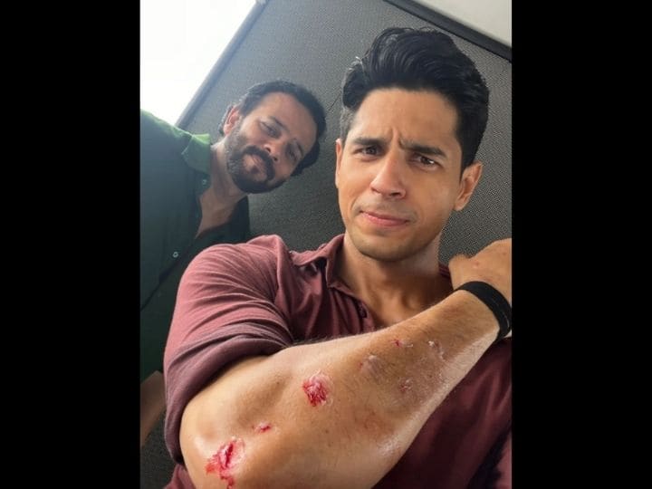 Sidharth Malhotra gets injury as he shoots for his Web Series with Rohit Shetty know details Sidharth Malhotra : सिद्धार्थ मल्होत्राला शूटिंगदरम्यान दुखापत; सोशल मीडियावर फोटो शेअर करत दिली माहिती