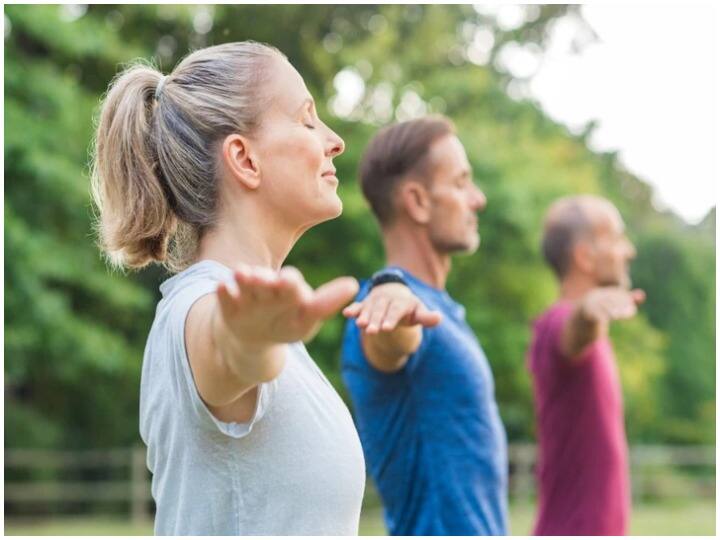 जंपिंग जैक हार्ट के लिए काफी अच्छी एक्सरसाइज है. जंपिंग जैक करने के लिए सीधे खड़े हो जाएं, फिर ऊपर उछले और उसके बाद हाथों को ऊपर उठायें फिर पैरों को फैलाएं. नीचे आने के बाद नॉर्मल पॉजिशन में आ जाएं. इससे आपका हार्ट तेजी से काम करने लगता है और वजन भी कम होता है.