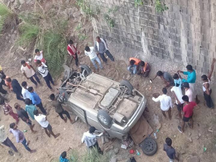 five people died and two injured in road accident in Aurangabad on Sunday morning ann Road Accident: बिहार के औरंगाबाद में बारातियों की कार नदी में गिरी, 5 की मौत दो घायल, एक की हालत गंभीर