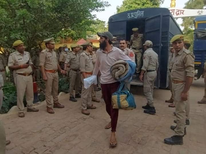 jammu to prayagraj naini central jail 44 inmates sifted via flight ANN जम्मू से नैनी सेंट्रल जेल शिफ्ट किए गए 44 कैदी, कड़ी सुरक्षा के बीच विमान से हुए शिफ्ट