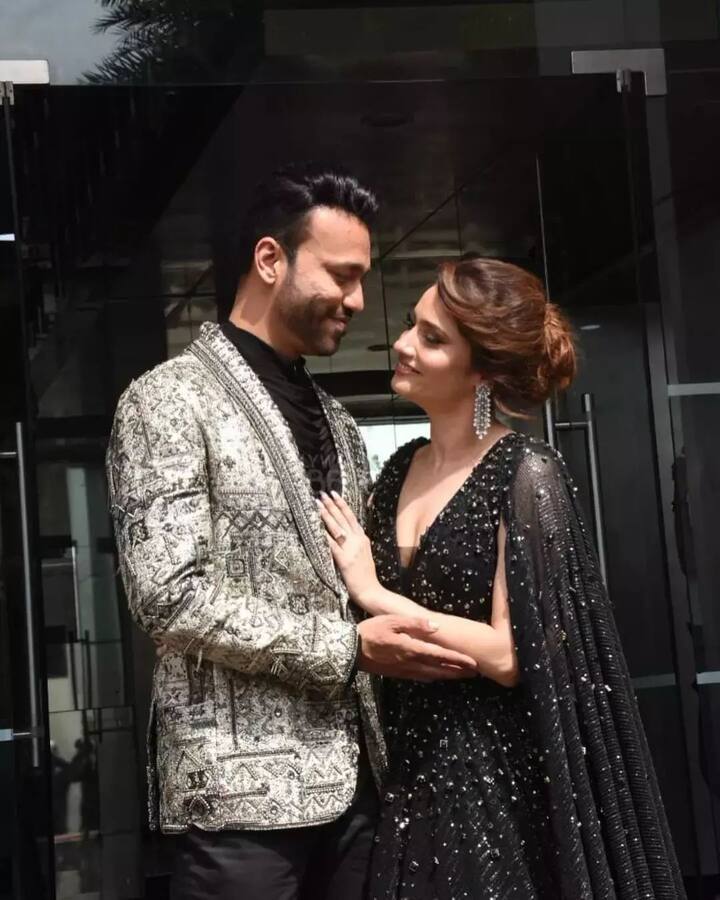 व्हायरल होत असलेल्या फोटोंमध्ये अंकिता लोखंडे आणि विकी जैन यांचं एकमेकांवरील प्रेम स्पष्ट दिसत आहे.