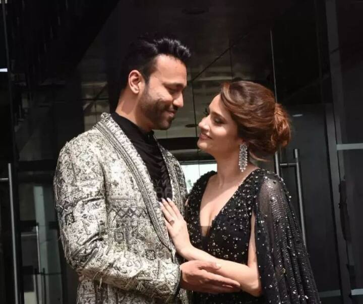 Ankita Vicky : अभिनेत्री अंकिता लोखंडे आणि विकी जैन स्टारप्लस डान्स शो 'स्मार्ट जोडी' कार्यक्रमाच्या सेटवर दिसले.