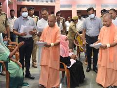 In Photos: सीएम योगी ने जनता दर्शन में सुनी लोगों की शिकायतें, कहा- न्याय पाने के लिए बार-बार ना दौड़ें पीड़ित