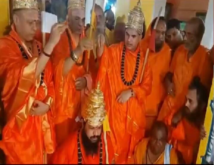 Solapur News Updates Kashipeeth inheritor Dr Mallikarjun Shivacharya Mahaswami काशीपीठाच्या ज्ञानसिंहासनावर उत्तराधिकारी अन् 87 वे जगद्गुरू म्हणून सोलापूरचे डॉ. मल्लिकार्जुन शिवाचार्य महास्वामी