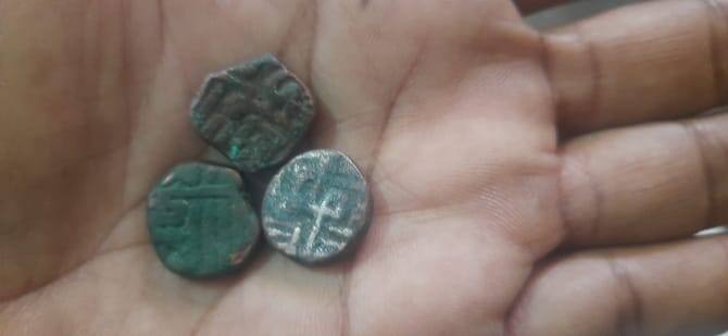 Bijapur Sultan's coins found in the  Sivagangai Arasaneri சிவகங்கை : அரசனேரி கீழ மேடு பகுதியில் பிஜப்பூர் சுல்தான் கால நாணயங்கள் கண்டெடுப்பு..