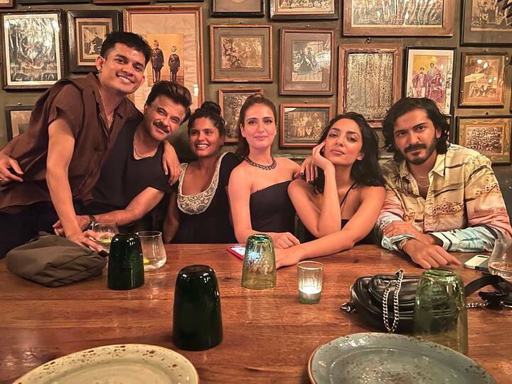 इस फोटो को शेयर करते हुए हर्षवर्धन ने कैप्शन में लिखा है- Celebrating #tharonnetflix last night