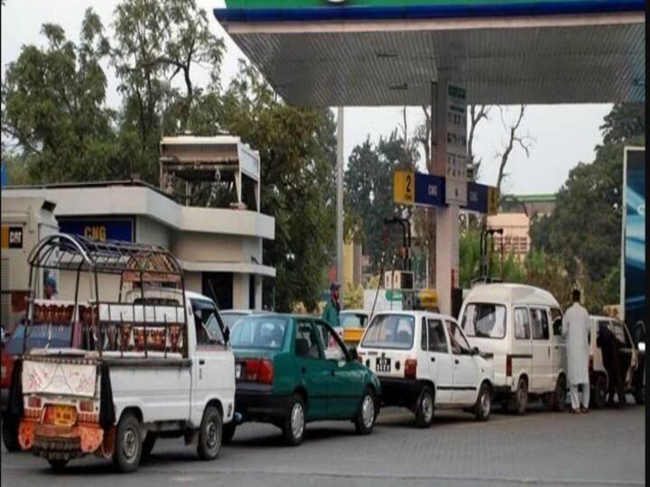 CNG in Pakistan soars to Rs 300 per Kg dealers association cries foul over govt negligence CNG Price in Pakistan: पाकिस्तान में आसमान छू रही CNG की कीमत, दिल्ली-NCR के मुकाबले इतनी महंगी, डीलर्स ने सरकार पर लगाया ये आरोप