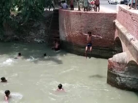 Auraiya News: औरैया में गहरे पानी में खतरनाक स्टंट कर रहे बच्चे, बड़े हादसे को दे रहे दावत Auraiya News: औरैया में गहरे पानी में खतरनाक स्टंट कर रहे बच्चे, बड़े हादसे को दे रहे दावत