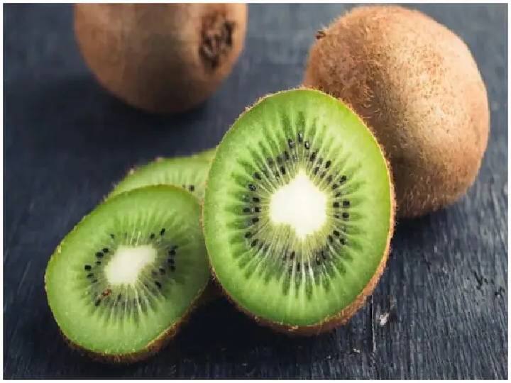 किवीमध्ये व्हिटॅमिन ए आणि सी भरपूर प्रमाणात असते. अँटिऑक्सिडंट गुणधर्मांनीयुक्त किवी खाल्ल्याने रक्तातील साखरेची पातळीही नियंत्रित राहते. यामुळे शरीरातील ग्लुकोजचे प्रमाण कमी होण्यास मदत होते.