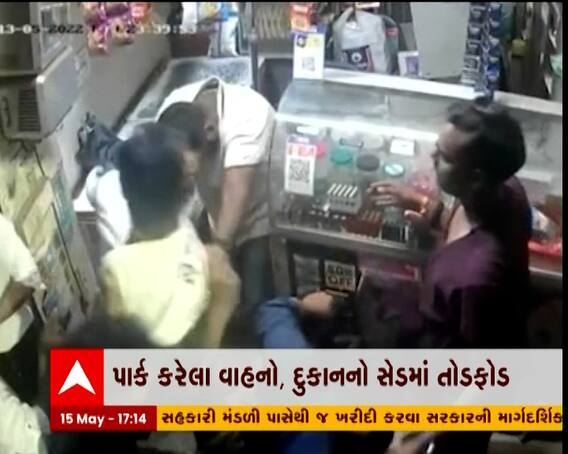 વડોદરાઃ આઈસક્રિમ પાર્લરના સંચાલક પર અસામાજિક તત્વોએ કર્યો હુમલો, જુઓ CCTV