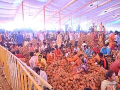 Sagar News: बागेश्वर धाम में श्री राम कथा में अभियंत्रित नारियल बांटने के दौरान मची अफरा-तफरी, 20 लोग घायल