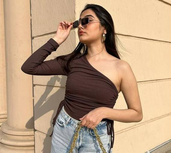 અસ્ફી જાવેદની સુંદરતા સામે બહેન ઉર્ફી પણ ફેલ, જુઓ હોટ તસવીરો