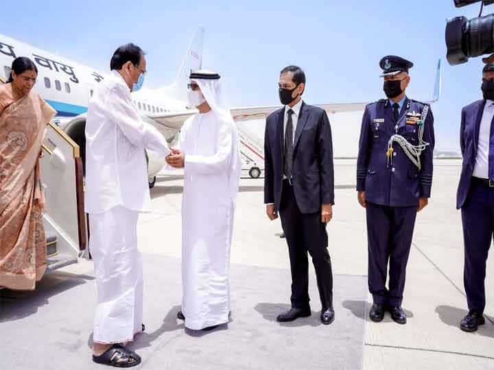 Vice President Venkaiah Naidu arrives in UAE to condole the death of Sheikh Khalifa VP Naidu In UAE: उपराष्ट्रपति नायडू पहुंचे अबू धाबी, शेख खलीफा बिन जायद के निधन पर शोक व्यक्त करने के लिए यात्रा