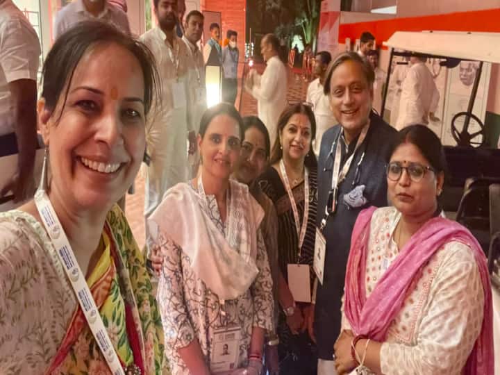 congress leader shashi tharoor tweets photos from congress chintan shivir Chintan Shivir: कांग्रेस नेता शशि थरूर ने चिंतन शिविर की फोटो शेयर कर लिखा- 'सौहार्दपूर्ण समाधान निकाला गया'