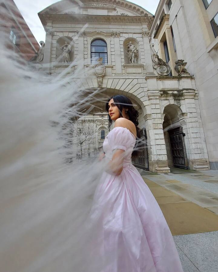 అందం అభినయం అంతా బాగున్నా ఎందుకో గానీ క్లిక్ కాలేదు. దీంతో సినిమా అవకాశాలు చాలా తగ్గాయి. దీంతో బాలీవుడ్ కు వెళ్లిపోయింది ఈ భామ. -Image credit: Adah Sharma/Instagram