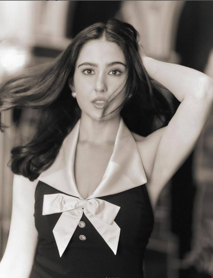 સારા અલી ખાન ફરી એકવાર સોશિયલ મીડિયા પર છવાઈ ગઈ છે. હાલમાં જ તેણે તેનો રેટ્રો લુક તેના ફેન્સ સાથે શેર કર્યો છે.