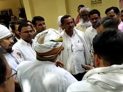 Banda News: कोर्ट परिसर में आमने-सामने आए वकील और पुलिस, महिलाओं और छोटे बच्चों के साथ मारपीट का आरोप