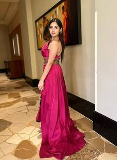 થાઈ-હાઈ સ્લિટ ડ્રેસમાં ગોર્જિયસ લાગી રહી છે જન્નત ઝુબૈર