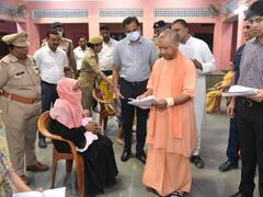 In Photos: सीएम योगी ने जनता दर्शन में सुनी लोगों की शिकायतें, कहा- न्याय पाने के लिए बार-बार ना दौड़ें पीड़ित