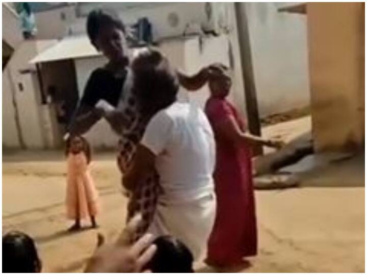 Watch: जीत की खुशी में शख्स ने महिला को गोद में उठाया, फिर खाने पड़े चांटे, वीडियो वायरल In joy of victory man picked up woman in his lap, then had to slap her, video viral Watch: जीत की खुशी में शख्स ने महिला को गोद में उठाया, फिर खाने पड़े चांटे, वीडियो वायरल