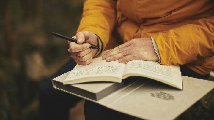 ভাল কথা, সুখস্মৃতি মন ভাল রাখতে সাহায্য করে। অনেকের ডায়েরি লেখার অভ্যায় থাকে। এবার একটা নতুন পদ্ধতি অবলম্বন করা যায়। পোষাকি নাম gratitude journaling. যাঁর জন্য় আপনার মন ভাল হয়েছে, সুখস্মৃতি রয়েছে। তা লিখে রাখুন।