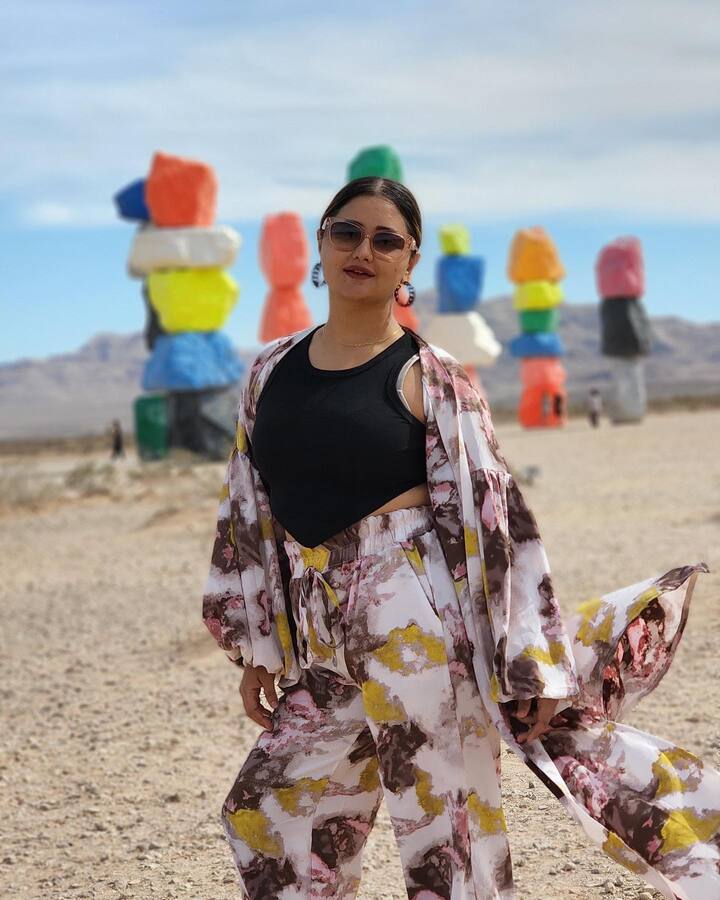 रश्मीचा हा लूक सोशल मीडियावर मोठ्या प्रमाणात व्हायरल होत आहे. चाहते त्याचे कौतुक करताना भरपूर कमेंट करत आहेत.(photo:imrashamidesai/ig)