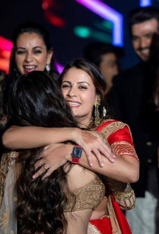 મૌનીની આ તસવીરો પરથી સ્પષ્ટ છે કે તે તેના મિત્ર સાથે ઘણો સમય વિતાવે છે. રૂપ્સી ઉપરાંત મંદિરા બેદી, એકતા કપૂર, અર્જુન બિજલાની અને આમના શરીફ પણ મૌનીના ખાસ મિત્રો છે.