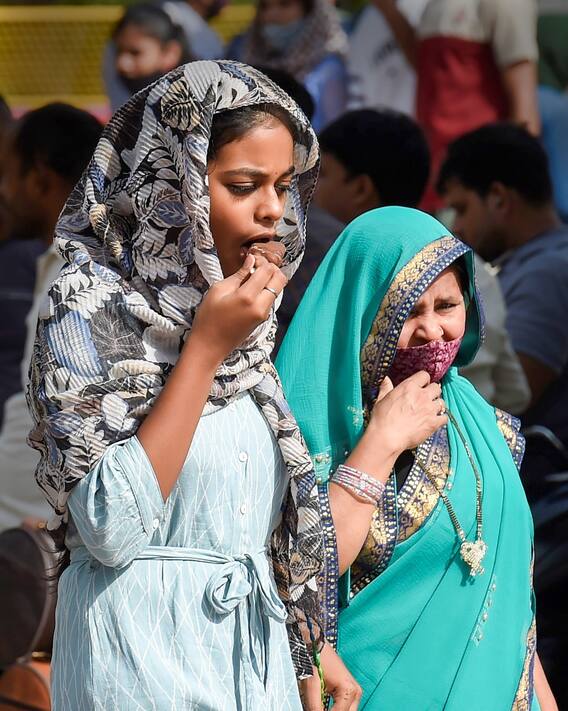 Heatwave in Delhi: दिल्ली में गर्मी ने अपनाया रौद्र रूप, चिलचिलाती धूप ने बढ़ाई लोगों की मुश्किलें, देखें तस्वीरें