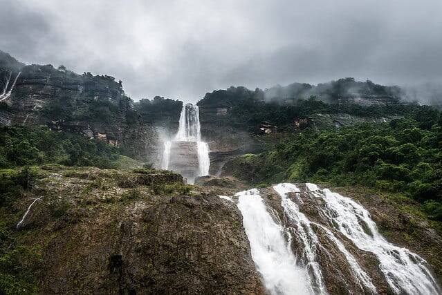 கின்ரம் நீர்வீழ்ச்சி,மேகாலயா,305 மீட்டர்