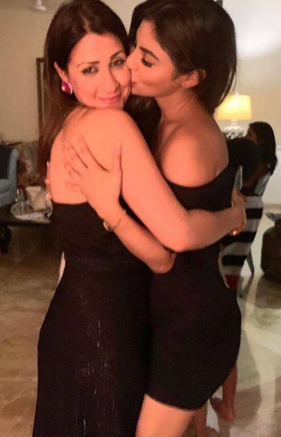 ટીવીની 'નાગિન' મૌની રોય ઘણીવાર તેના મિત્રો સાથે મસ્તી કરતી જોવા મળે છે. તાજેતરમાં જ મૌનીએ સોશિયલ મીડિયા પોસ્ટ દ્વારા સાબિત કર્યું છે કે તેના જીવનમાં મિત્રોનું કેટલું મહત્વ છે. મૌનીએ મિત્ર રૂપ્સીના જન્મદિવસ પર એક લાંબી પોસ્ટ શેર કરી છે.