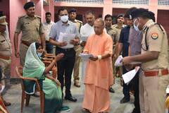 In Photos: सीएम योगी ने जनता दर्शन में सुनी लोगों की शिकायतें, कहा- न्याय पाने के लिए बार-बार ना दौड़ें पीड़ित