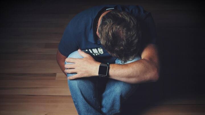 অনেকেই নানা কারণে মানসিক সমস্যা, অবসাদের শিকার হন। দৈনন্দিন জীবন, কাজের চাপ, স্ট্রেস-সবকিছু মিলিয়েই এমন পরিস্থিতি তৈরি হচ্ছে। বিশেষজ্ঞরা বলে থাকেন মানসিক স্বাস্থ্যের উপর প্রভাব ফেলে জীবনযাত্রা বা লাইফস্টাইলও।