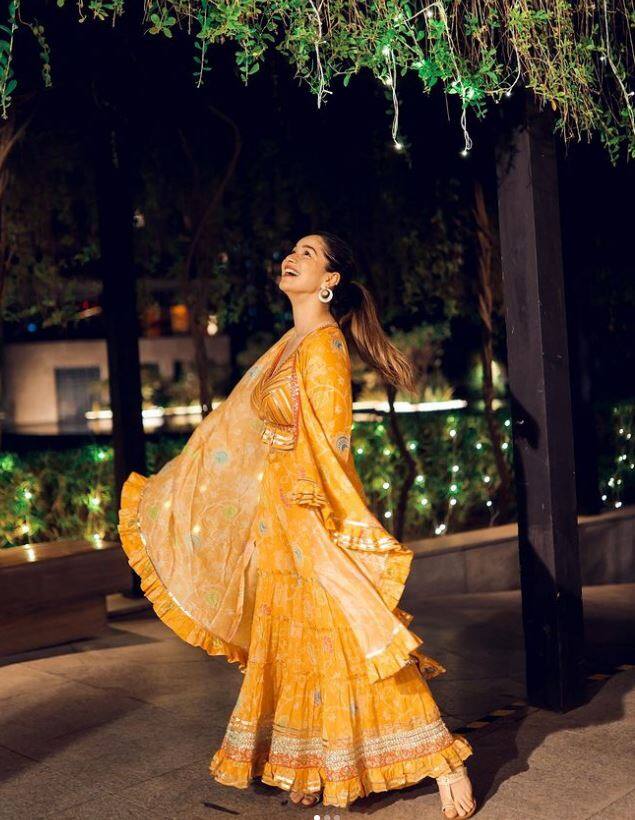 પૂર્વ ક્રિકેટર સચિન તેંડુલકરની પુત્રી સારા તેંડુલકર સોશિયલ મીડિયા પર છવાયેલી છે. સારા તેંડુલકર અવારનવાર તેની તસવીરો પોસ્ટ કરે છે, જે ખુબ વાયરલ થાય છે.