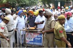 ਸੀਐਮ ਭਗਵੰਤ ਮਾਨ ਦੇ ਜਨਤਾ ਦਰਬਾਰ 'ਚ ਸ਼ਿਕਾਇਤਾਂ ਦਾ ਆਇਆ ਹੜ੍ਹ, ਗਰਮੀ ਤੋਂ ਅੱਕੇ ਲੋਕਾਂ ਨੇ ਨਾਅਰੇਬਾਜ਼ੀ ਵੀ ਕੀਤੀ